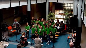Optreden-WZC-Beatrix---kinderkoor-Give-us-Peace